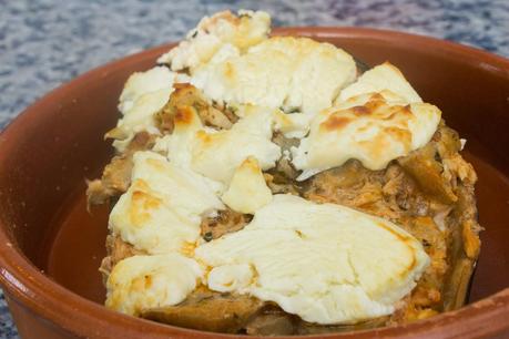 Berenjenas rellenas de champiñones, atún y anchoas gratinadas en queso de cabra