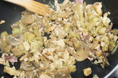 Berenjenas rellenas de champiñones, atún y anchoas gratinadas en queso de cabra