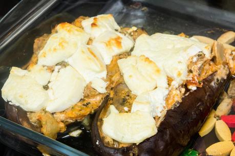 Berenjenas rellenas de champiñones, atún y anchoas gratinadas en queso de cabra