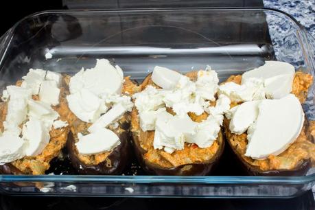 Berenjenas rellenas de champiñones, atún y anchoas gratinadas en queso de cabra