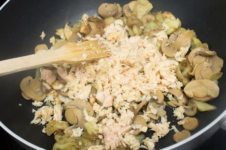 Berenjenas rellenas de champiñones, atún y anchoas gratinadas en queso de cabra