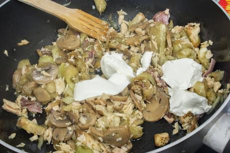 Berenjenas rellenas de champiñones, atún y anchoas gratinadas en queso de cabra