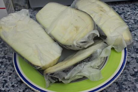 Berenjenas rellenas de champiñones, atún y anchoas gratinadas en queso de cabra