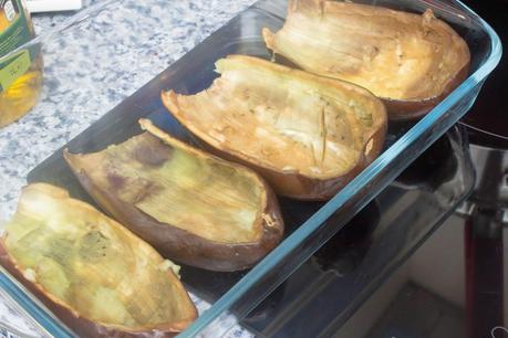 Berenjenas rellenas de champiñones, atún y anchoas gratinadas en queso de cabra