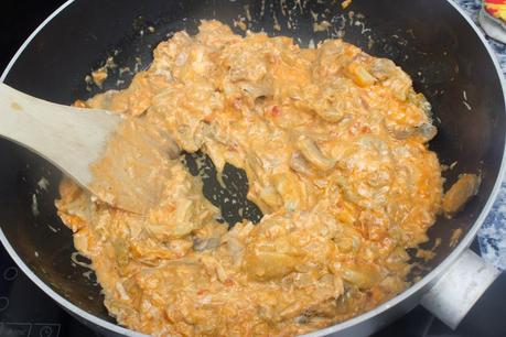 Berenjenas rellenas de champiñones, atún y anchoas gratinadas en queso de cabra