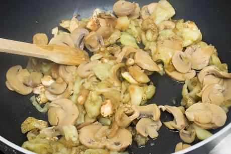 Berenjenas rellenas de champiñones, atún y anchoas gratinadas en queso de cabra