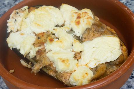 Berenjenas rellenas de champiñones, atún y anchoas gratinadas en queso de cabra