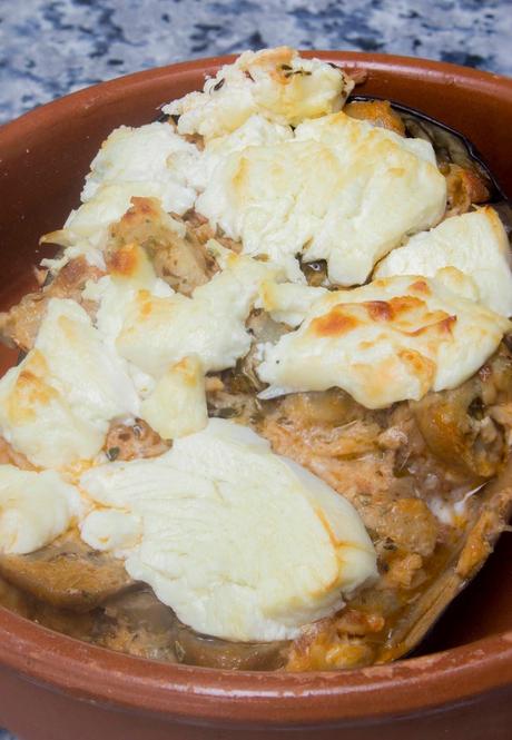 Berenjenas rellenas de champiñones, atún y anchoas gratinadas en queso de cabra
