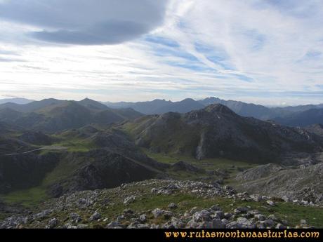 Ruta por el Aramo: Vista desde la Gamonal del resto de la Sierra del Aramo y Ubiña