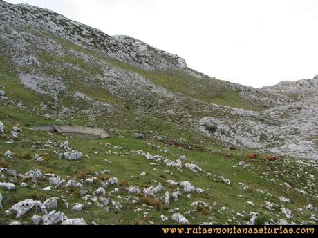 Ruta por el Aramo: Depósito de agua camino al Moncuevo