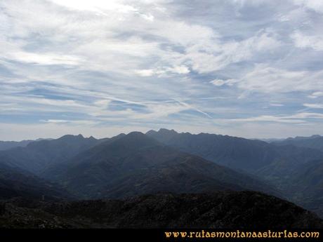 Ruta por el Aramo: Desde el Gamoniteiro, vista hacia la zona de Ubiña