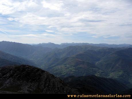 Ruta por el Aramo: Desde el Gamoniteiro, vista hacia la zona de Quirós y Teverga