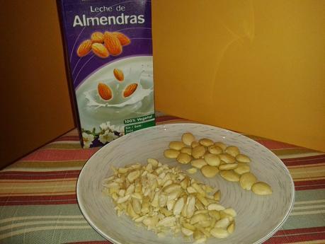 leche de almendras y almendras picadas