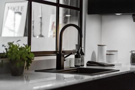 Piso pequeño con paredes grises pisos pequeños distribución Piso pequeño con paredes grises paredes grises estilo nórdico estilo nórdico escandinavo diseño interiores pequeños decoración mini pisos decoración espacios pequeños decoración en gris y negro blog decoracion interiores