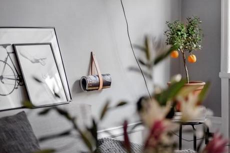 Piso pequeño con paredes grises pisos pequeños distribución Piso pequeño con paredes grises paredes grises estilo nórdico estilo nórdico escandinavo diseño interiores pequeños decoración mini pisos decoración espacios pequeños decoración en gris y negro blog decoracion interiores