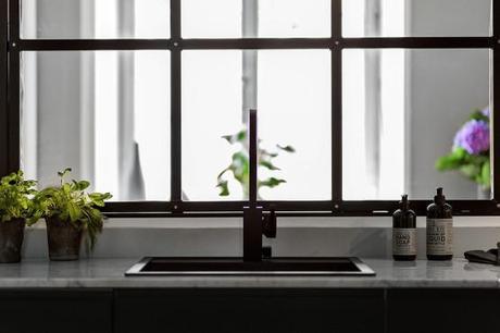 Piso pequeño con paredes grises pisos pequeños distribución Piso pequeño con paredes grises paredes grises estilo nórdico estilo nórdico escandinavo diseño interiores pequeños decoración mini pisos decoración espacios pequeños decoración en gris y negro blog decoracion interiores