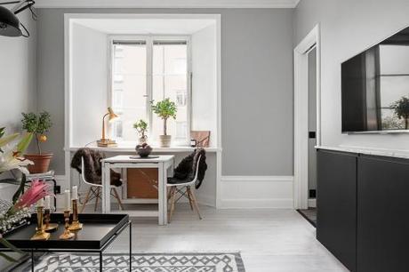 Piso pequeño con paredes grises pisos pequeños distribución Piso pequeño con paredes grises paredes grises estilo nórdico estilo nórdico escandinavo diseño interiores pequeños decoración mini pisos decoración espacios pequeños decoración en gris y negro blog decoracion interiores