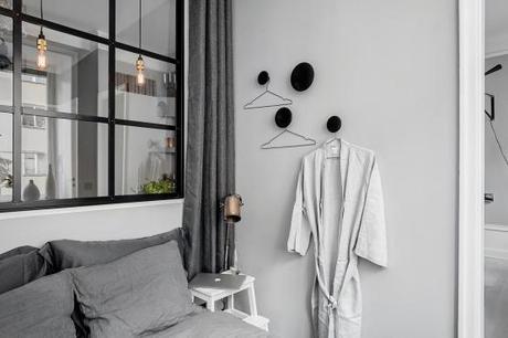 Piso pequeño con paredes grises pisos pequeños distribución Piso pequeño con paredes grises paredes grises estilo nórdico estilo nórdico escandinavo diseño interiores pequeños decoración mini pisos decoración espacios pequeños decoración en gris y negro blog decoracion interiores