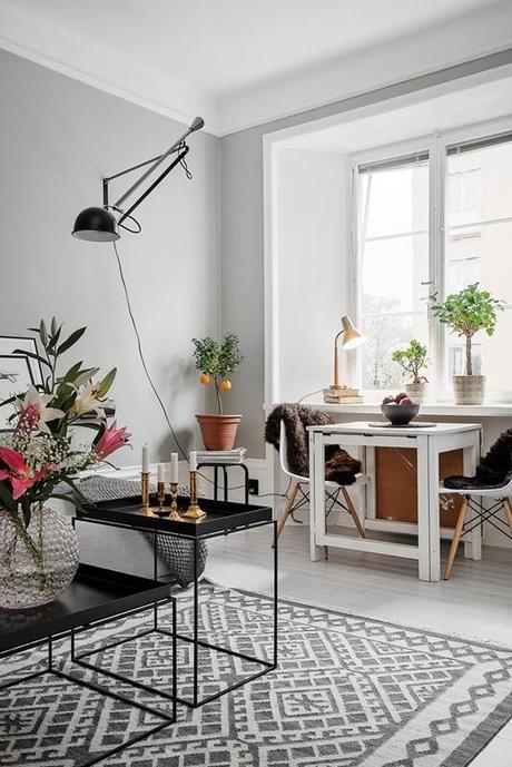 Piso pequeño con paredes grises pisos pequeños distribución Piso pequeño con paredes grises paredes grises estilo nórdico estilo nórdico escandinavo diseño interiores pequeños decoración mini pisos decoración espacios pequeños decoración en gris y negro blog decoracion interiores