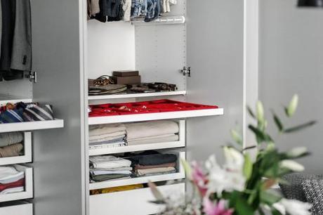 Piso pequeño con paredes grises pisos pequeños distribución Piso pequeño con paredes grises paredes grises estilo nórdico estilo nórdico escandinavo diseño interiores pequeños decoración mini pisos decoración espacios pequeños decoración en gris y negro blog decoracion interiores