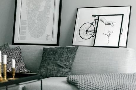 Piso pequeño con paredes grises pisos pequeños distribución Piso pequeño con paredes grises paredes grises estilo nórdico estilo nórdico escandinavo diseño interiores pequeños decoración mini pisos decoración espacios pequeños decoración en gris y negro blog decoracion interiores