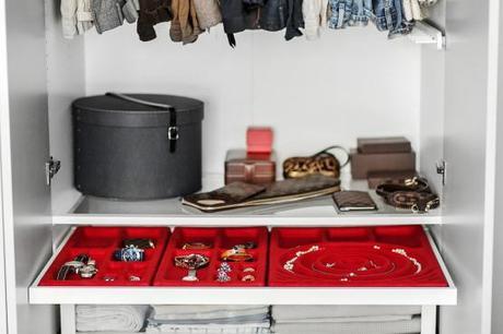 Piso pequeño con paredes grises pisos pequeños distribución Piso pequeño con paredes grises paredes grises estilo nórdico estilo nórdico escandinavo diseño interiores pequeños decoración mini pisos decoración espacios pequeños decoración en gris y negro blog decoracion interiores