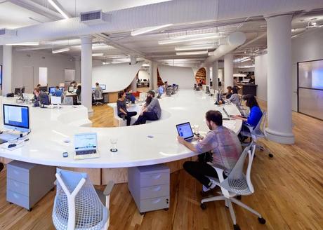 Una gigante mesa de 330 metros como único elemento en el diseño de estas oficinas