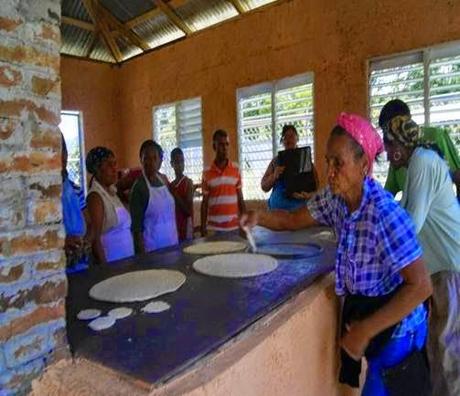 Mujeres del Cercado aprenden a elaborar casabe.