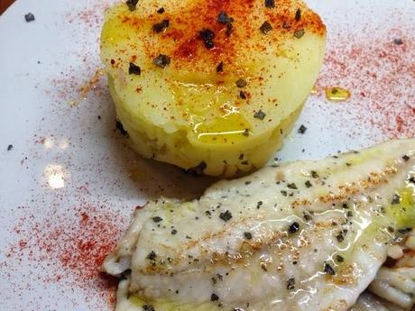 Rodaballo a la plancha con puré de patata.