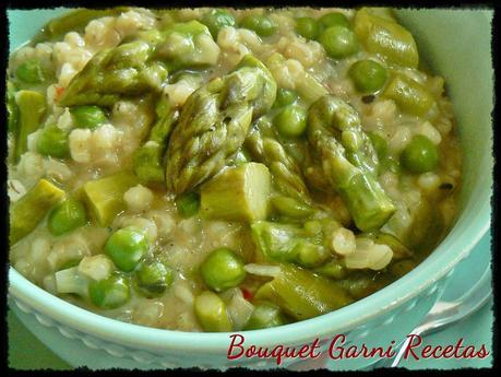 Risotto de cebada, espárragos y arvejas.