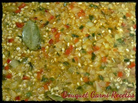 Risotto de cebada, espárragos y arvejas.