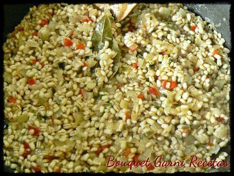 Risotto de cebada, espárragos y arvejas.