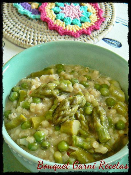 Risotto de cebada, espárragos y arvejas.