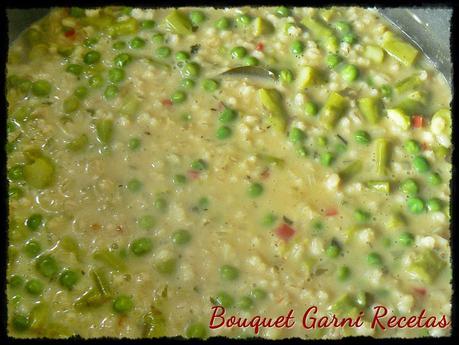 Risotto de cebada, espárragos y arvejas.