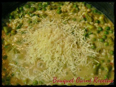 Risotto de cebada, espárragos y arvejas.