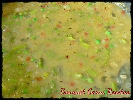 Risotto de cebada, espárragos y arvejas.