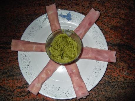 ROLLITOS DE JAMÓN YORK CON GUACAMOLE