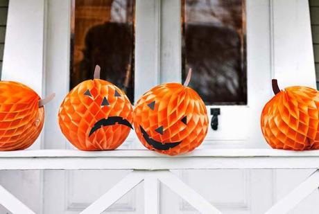 pompones naranja con forma de calabaza