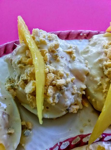 Huevos Rellenos de Gambas y Mango