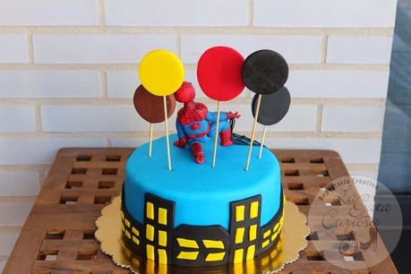 TARTA FONDANT SPIDERMAN Y LOGOS DE LOS VENGADORES PARA JULIAN