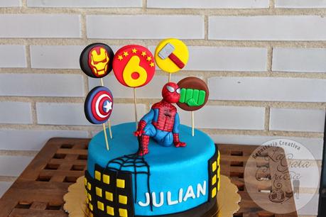 TARTA FONDANT SPIDERMAN Y LOGOS DE LOS VENGADORES PARA JULIAN