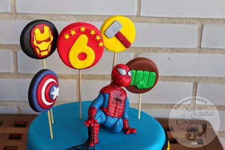 TARTA FONDANT SPIDERMAN Y LOGOS DE LOS VENGADORES PARA JULIAN