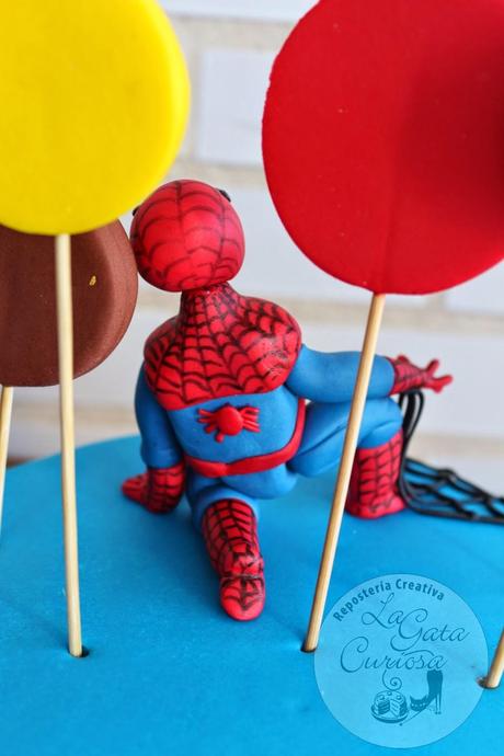 TARTA FONDANT SPIDERMAN Y LOGOS DE LOS VENGADORES PARA JULIAN