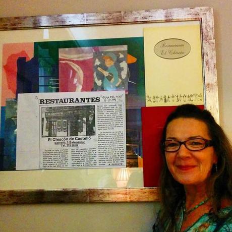 Ana Lorente posa junto a la primera crítica del Chiscón de Castelló en la Guía del Ocio