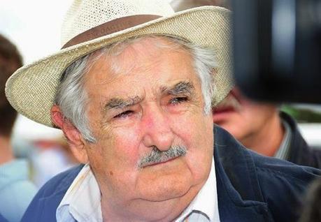Mujica llama a correr de política a quienes les gusta mucho la plata.