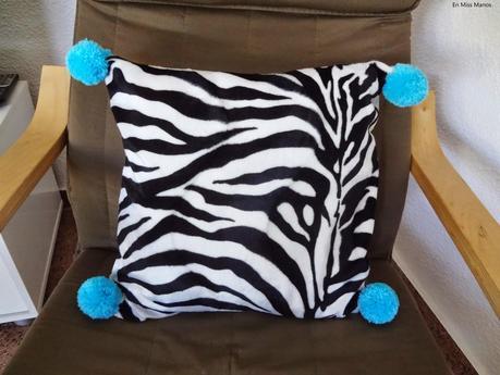 Cojines con pompones Cojines con pompones