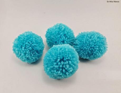 Cojines con pompones Cojines con pompones