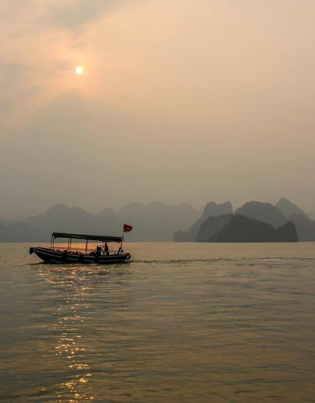 Con el sol cubierto por la calima, Halong Bay