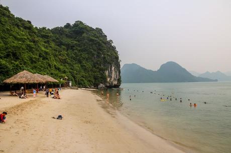 Playa en islote de Halong Bay