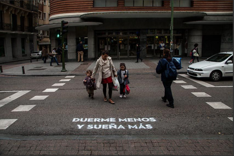 Mensaje en un paso de cebra de Madrid